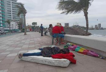 «Llegaron con el colchón y el sofá», decomisa Oficialía Mayor artículos del hogar del malecón de Mazatlán