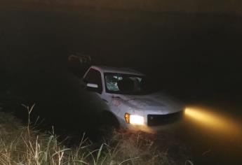 Conductor abandona su vehículo tras caer a un canal en Los Mochis