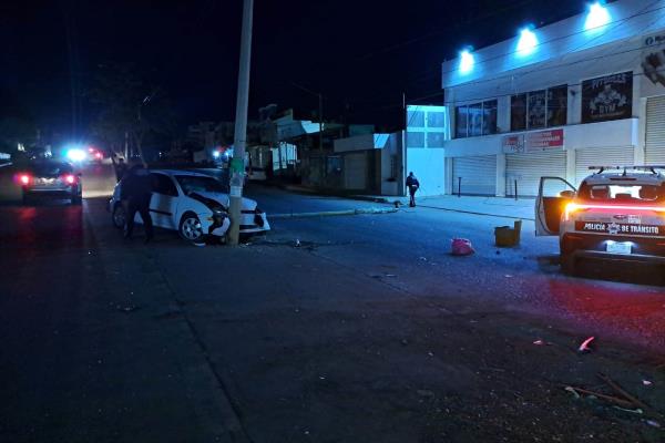 Daños materiales deja choque contra un poste en Culiacán