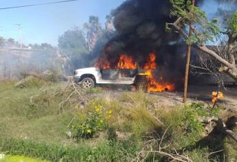 Camioneta termina calcinada en taller de Ahome tras incendio