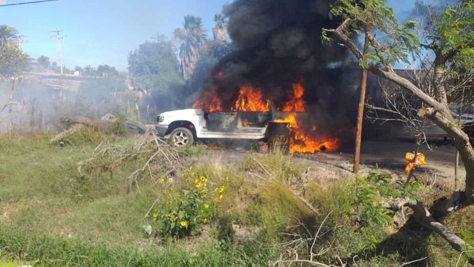 Camioneta termina calcinada en taller de Ahome tras incendio