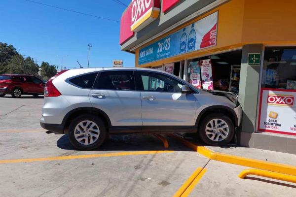 Conductora termina dentro de tienda de conveniencia en Los Mochis