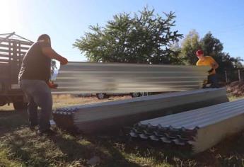 Se fortalece la vivienda en Soyatita; alcalde de Badiraguato entrega láminas galvanizadas 