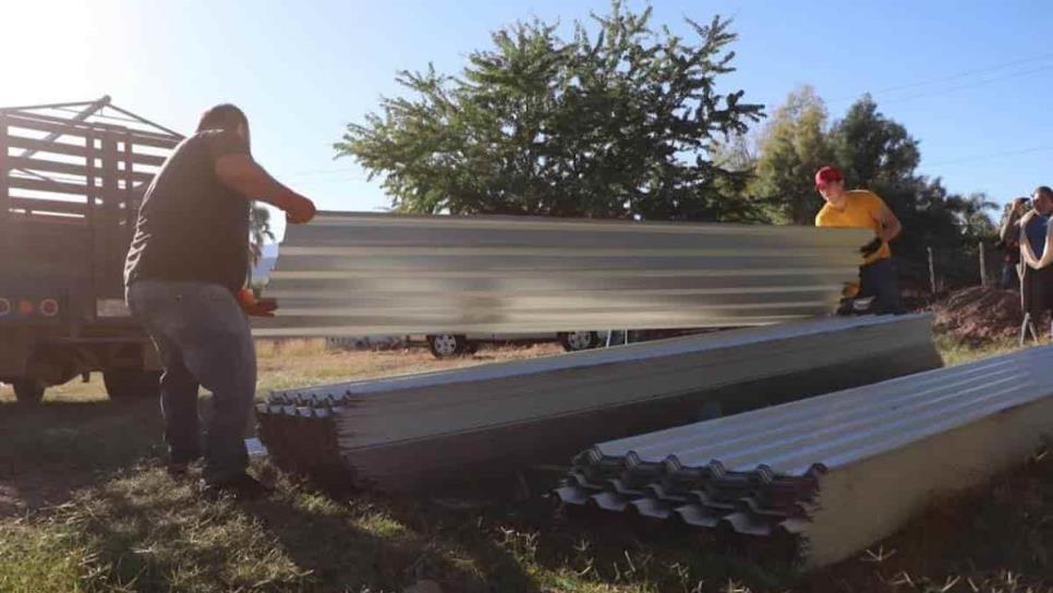 Se fortalece la vivienda en Soyatita; alcalde de Badiraguato entrega láminas galvanizadas 