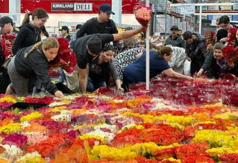 ¡La locura! Revendedores de flores pelean los mejores ramos de Costco en Culiacán
