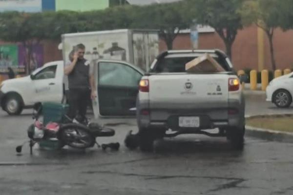 Motociclista choca contra camioneta en la colonia Las Quintas de Culiacán 