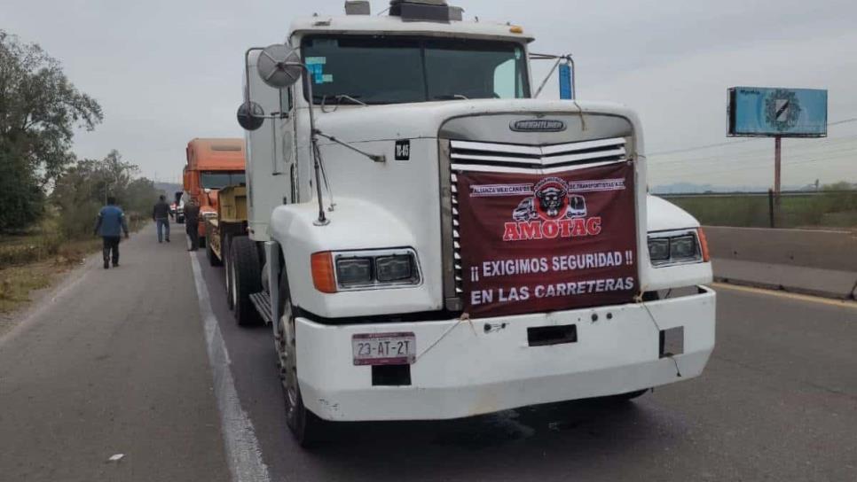 Trasportistas en Sinaloa se suman a paro nacional por inseguridad en carreteras