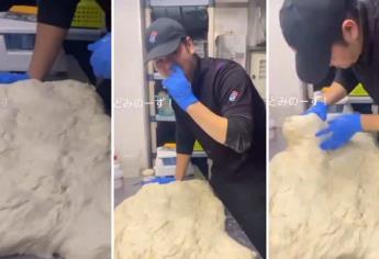 Empleado de famosa marca de pizzas se pica la nariz y después lo embarra a la masa | VIDEO