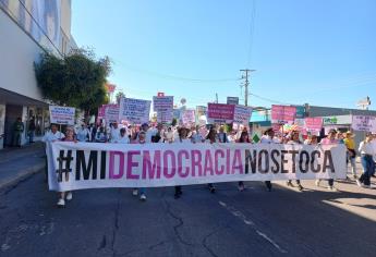 Miles de culiacanenses marchan en defensa de la democracia