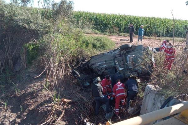 Jóvenes se impactan contra puente en la carretera a Las Glorias, Guasave