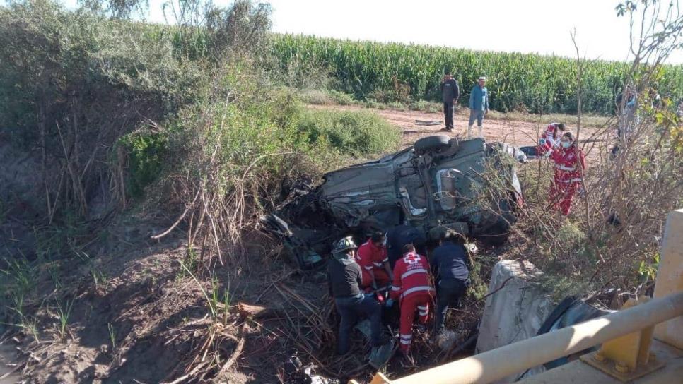 Jóvenes se impactan contra puente en la carretera a Las Glorias, Guasave