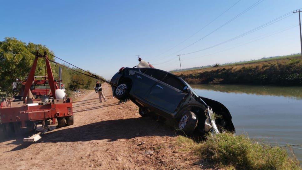 Cae vehículo con cuatro personas al Canal Lateral 18; una mujer terminó lesionada