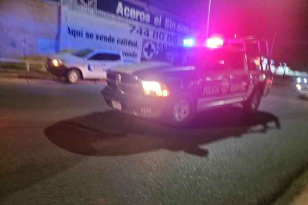 Sujetos de negro despojan una camioneta en Perisur de Culiacán 