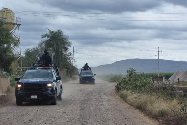 Motociclistas despojan un vehículo deportivo en el Limón de Los Ramos de Culiacán 