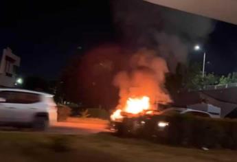 Destruido quedó un carro que se incendió sobre el Malecón de Culiacán