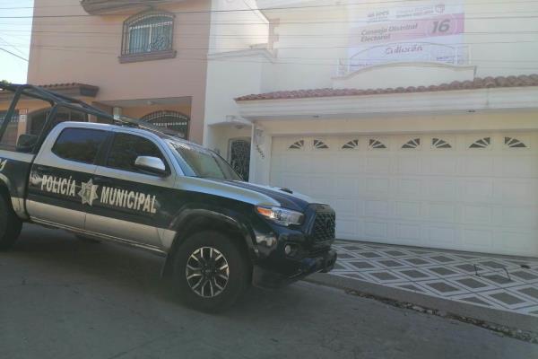 Se llevan hasta las computadoras del IEES de la colonia Loma Linda en Culiacán