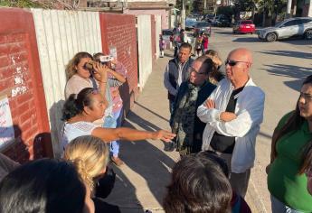 Padres de familia «truenan» por fusión inesperada de turnos en primaria de Mazatlán