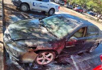 Se incendia un auto estacionado en el Jardín Botánico de Culiacán