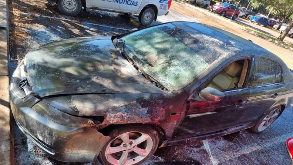 Se incendia un auto estacionado en el Jardín Botánico de Culiacán