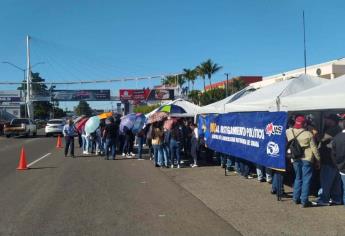Se manifiestan trabajadores de la UAS a las afueras del Congreso del Estado 