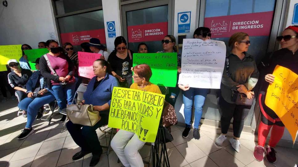 Viudas de policías bloquean cajas de Dirección de Ingresos en Ahome