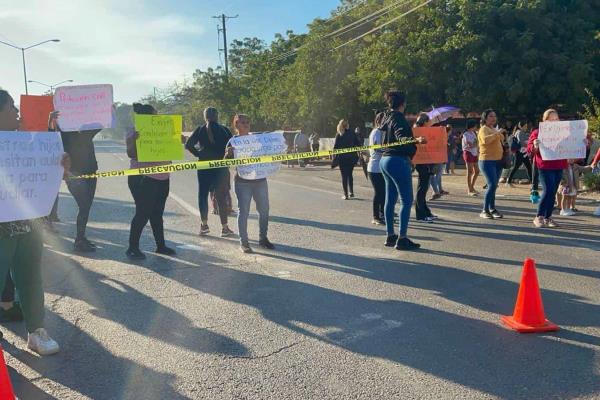 Padres de familia de primaria en Mazatlán bloquean carretera en la salida sur
