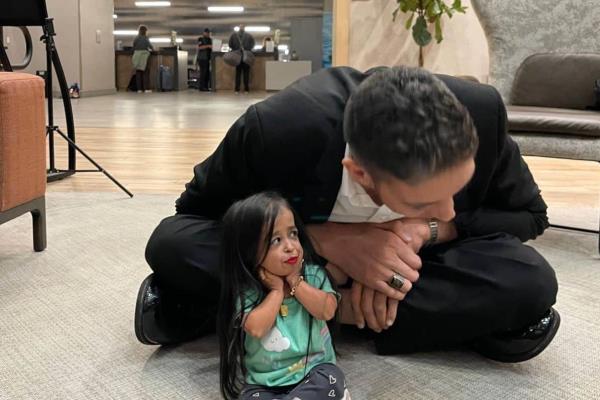 Así fue el encuentro entre el hombre más alto y la mujer más baja del mundo