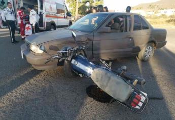 Dos motociclistas se estampan contra vehículos que no respetaron el alto, en Los Mochis
