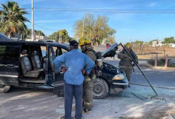 Se incendia en vagoneta de dos ancianos mientras circulaba en un bulevar en Los Mochis