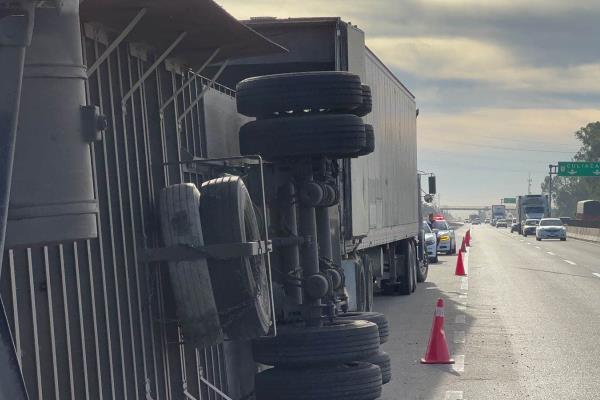 Vuelca tráiler cargado con aguacates de exportación en Juan José Ríos; no hubo rapiña