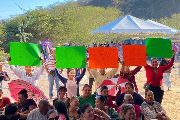 Con pancartas y al grito de «Es un honor estar con Obrador» reciben a AMLO en Concordia