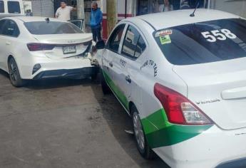 Taxista fallece tras sufrir un infarto y producir accidente vial en Los Mochis