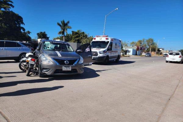 Motociclista choca contra taxi en Los Mochis y termina grave en un hospital