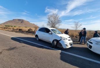 Vuelca auto compacto por la México 15 cerca del cerro del Elefante en Culiacán
