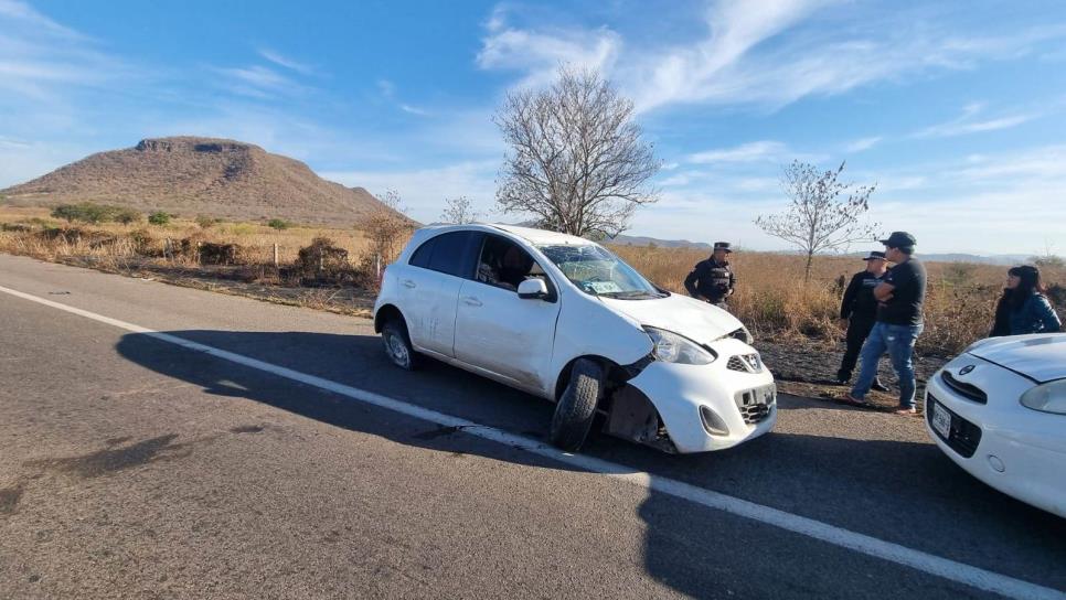 Vuelca auto compacto por la México 15 cerca del cerro del Elefante en Culiacán