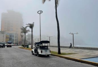 Neblina sorprende al malecón de Mazatlán y «borra» monumentos