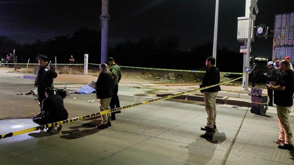 Hombre muere al tratar de ganarle al tren con una motocicleta en Culiacán 