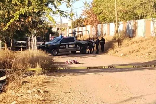 Tiran otro cuerpo sin vida a espaldas de una escuela primaria en Culiacán