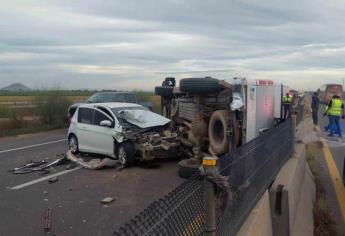 Aparatosa volcadura deja cuantiosos daños materiales sobre la carretera México 15, en Ahome