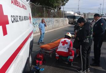 Mujer resulta lesionada tras caer de una motocicleta en la Gabriel Leyva en Mazatlán