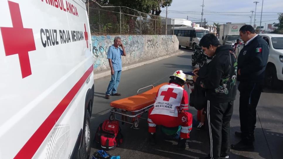 Mujer resulta lesionada tras caer de una motocicleta en la Gabriel Leyva en Mazatlán