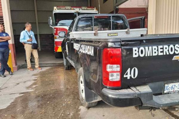Sujeto arroja gasolina e intenta prenderle fuego a una camioneta de Bomberos en Culiacán