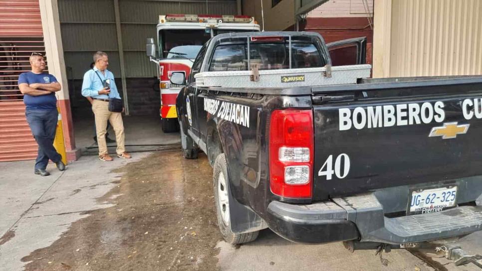 Sujeto arroja gasolina e intenta prenderle fuego a una camioneta de Bomberos en Culiacán