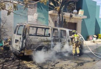Se incendia camioneta estacionada en Hacienda del Seminario de Mazatlán