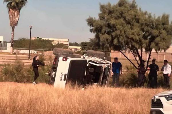Conductor choca por alcance y vuelca su Jeep sobre la carretera Mochis-Ahome