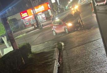 Mujer se accidenta contra un camión urbano en Culiacán y termina lesionada