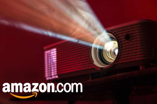 Amazon remata proyector portátil marca Samsung; es ideal para ver películas al aire libre