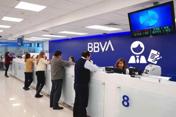 BBVA te cobrará una comisión de 62 pesos si haces esta cantidad de retiros al mes 