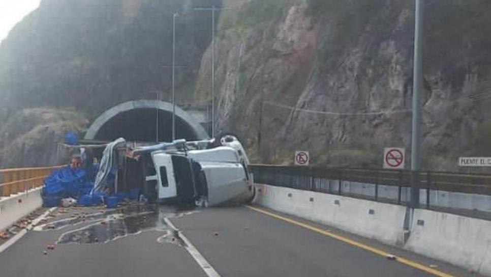 Cierre temporal en la carretera Mazatlán-Durango por volcadura de Tráiler