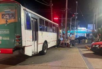 Camión urbano pierde frenos y se estampa contra un poste de teléfono en Mazatlán 